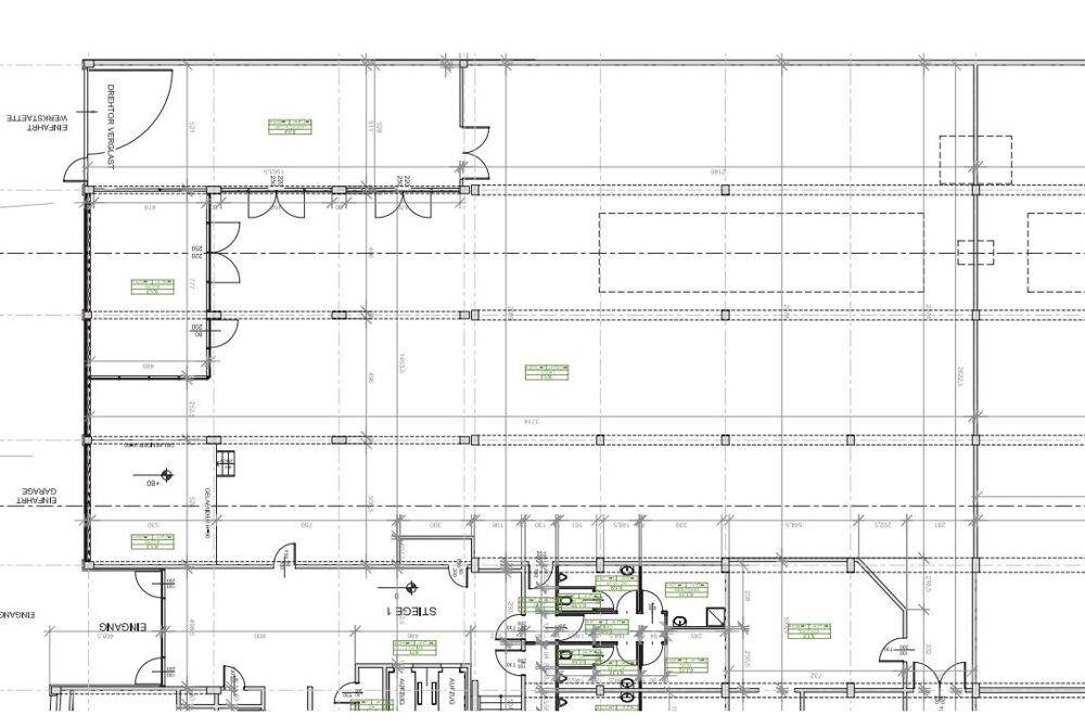 Grundrissplan einer Gewerbefläche mit offenem Layout, Eingangsbereich und mehreren Räumen.
