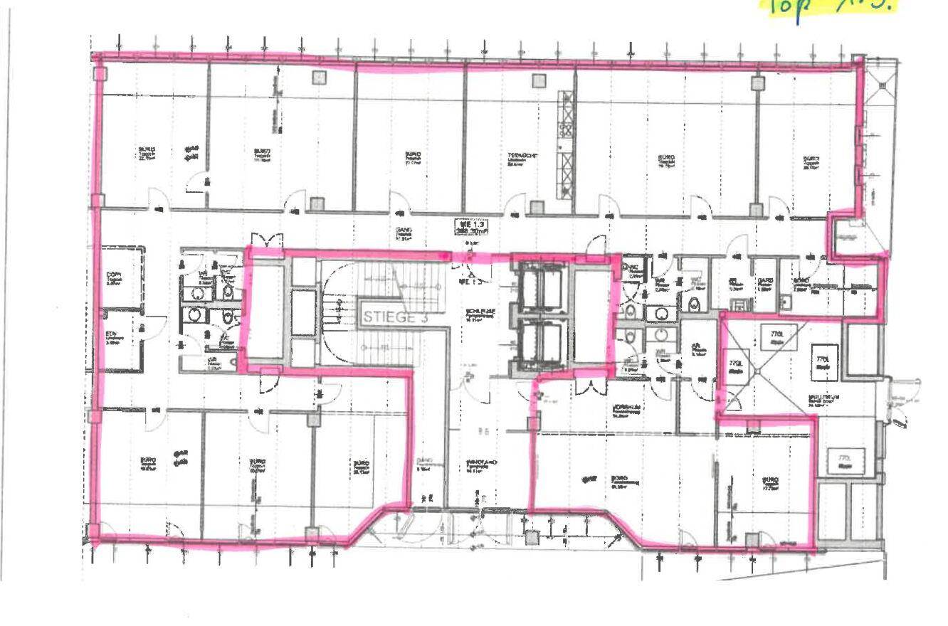 Detaillierter Grundriss eines Bürogeschosses mit vielen einzelnen Büros und Sanitärbereichen, hervorgehoben in Rosa.