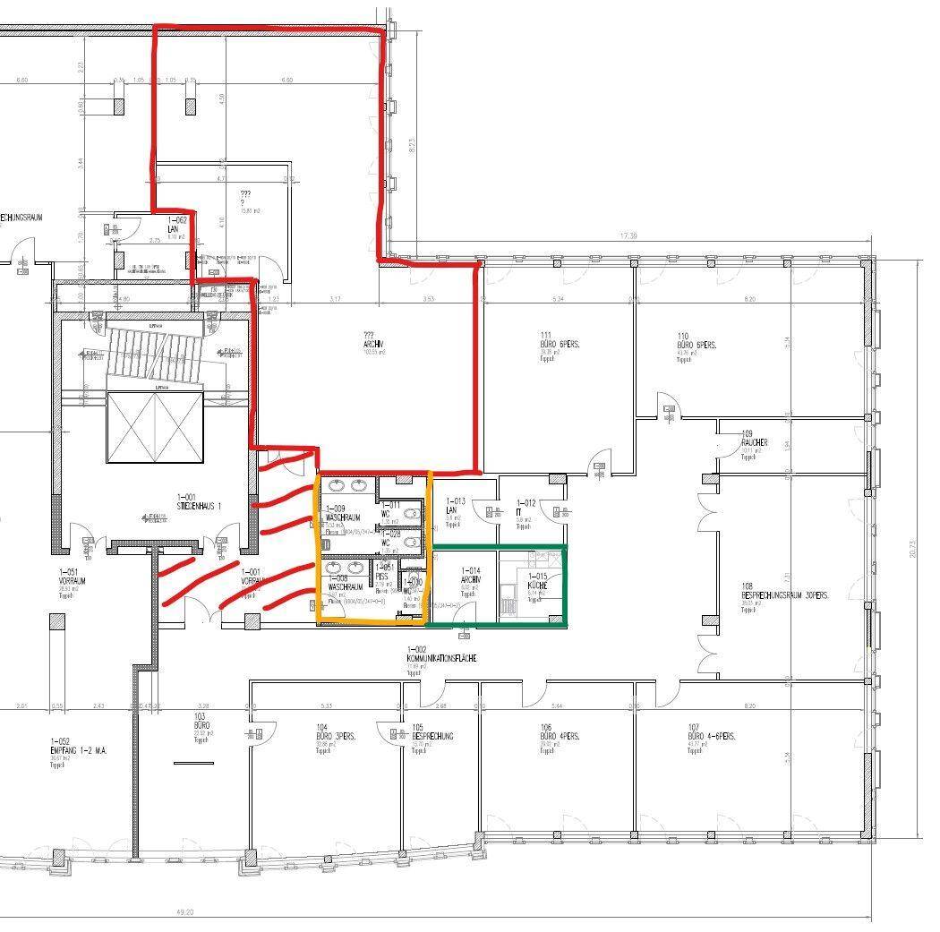 Grundriss eines Bürogeschosses mit markierten Sanitärbereichen, Fluchtwegen und flexiblen Büroeinheiten.