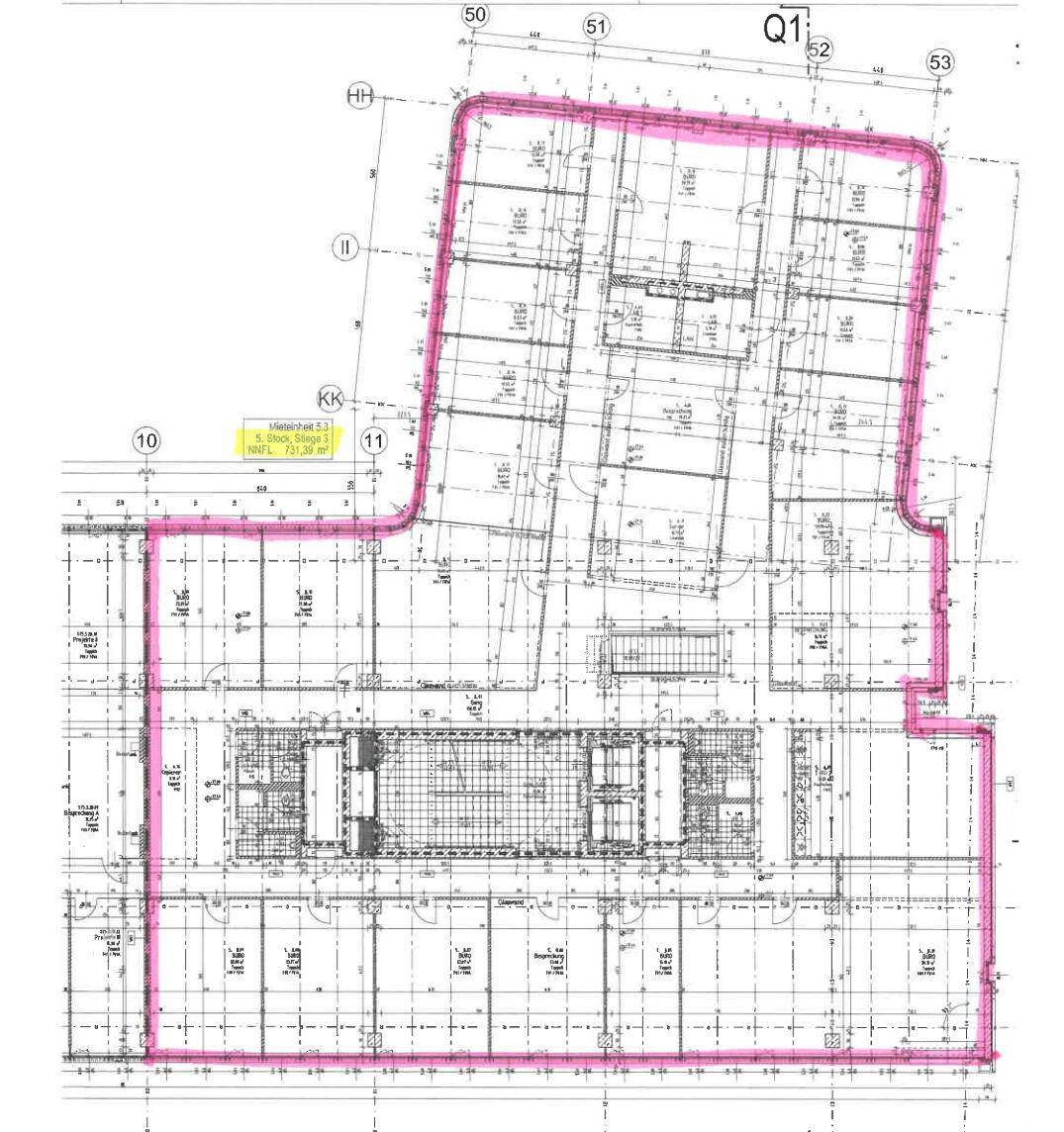 Technischer Grundriss eines Gebäudegeschosses mit detaillierten Leitungen und einem hervorgehobenen Bereich in Rosa.