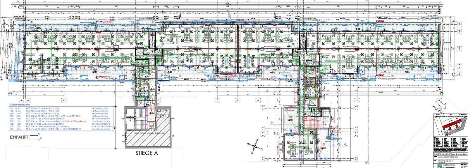 Detaillierter Bauplan eines Gebäudegeschosses mit verschiedenen Räumen und technischen Installationen.