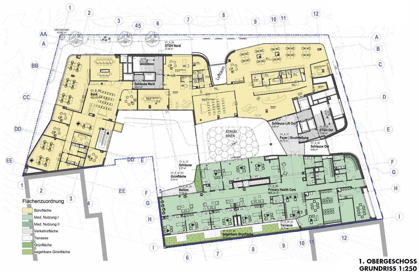 Grundriss des ersten Obergeschosses mit Büro- und medizinischen Nutzflächen, Terrassen und einer Innenhof-Grünfläche.