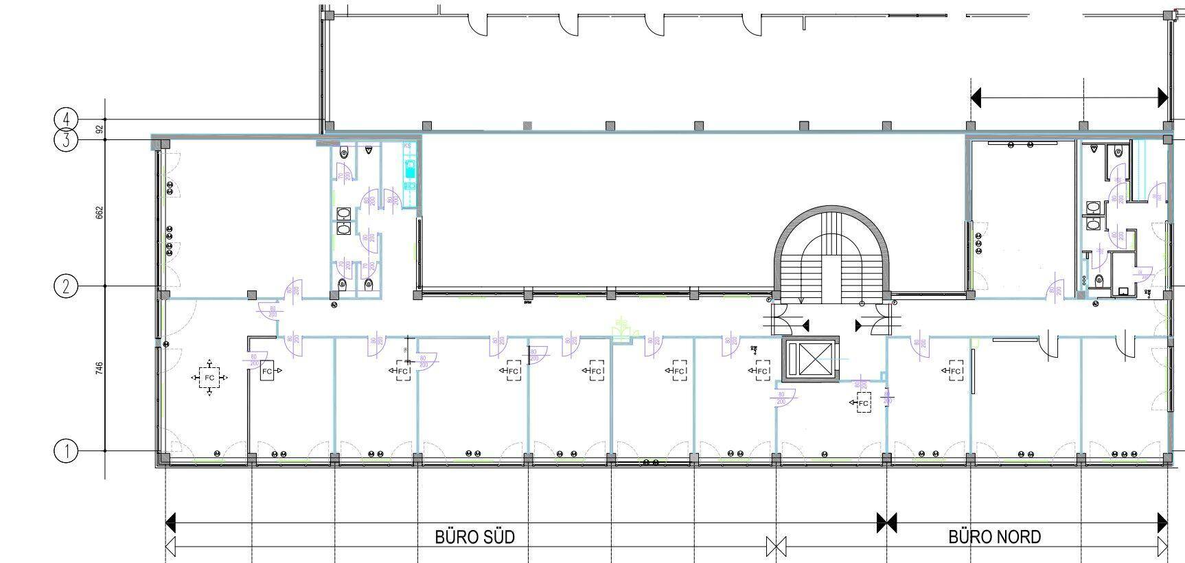 Architektonischer Grundriss mit Bürobereichen im Süden und Norden sowie einem zentralen Treppenhaus.