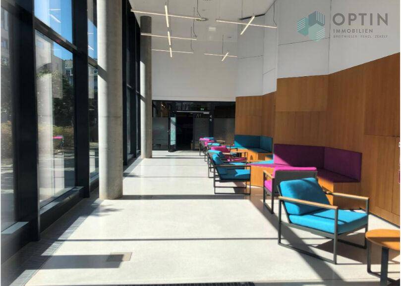 Helle und moderne Lobby mit farbenfrohen Sitzgelegenheiten und hohen Decken.