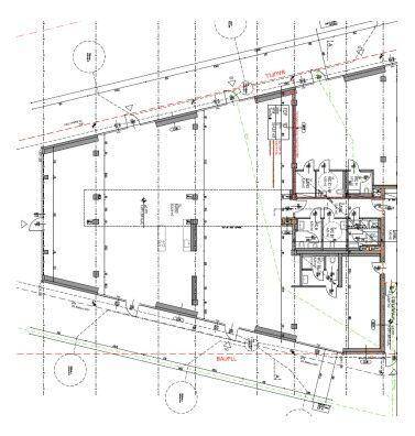 Technischer Grundriss einer Gewerbefläche mit detaillierten Maßen und strukturellen Elementen.