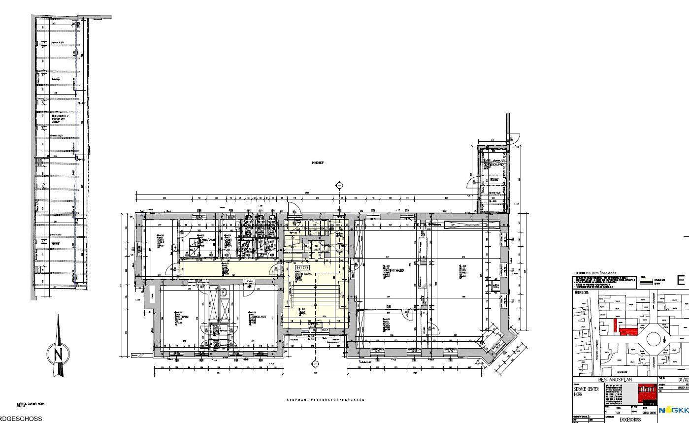 Grundriss des Erdgeschosses mit detaillierter Raumaufteilung und Treppenhaus.