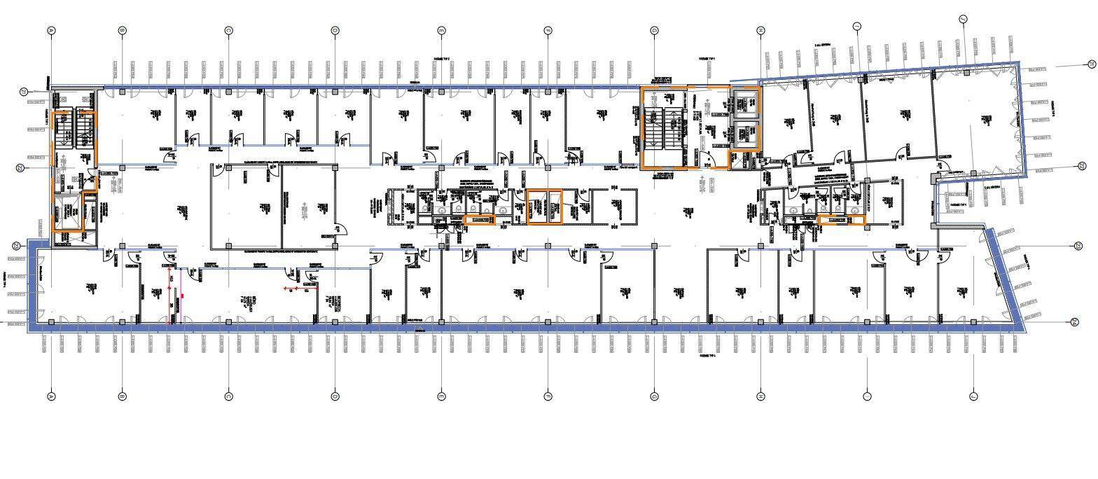 Übersichtlicher Grundriss eines Bürokomplexes mit vielen einzelnen Büros und Gemeinschaftsflächen.