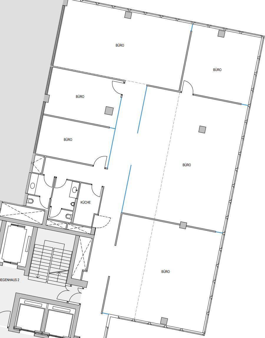 Detaillierter Grundriss eines Bürogeschosses mit mehreren Büroräumen und einer Küche.