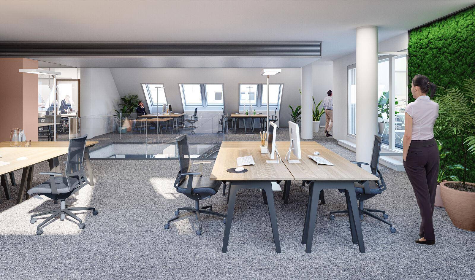 Modernes Büro mit offener Gestaltung, Mezzanine-Ebene, Dachfenstern und einer grünen Wand als Akzent.