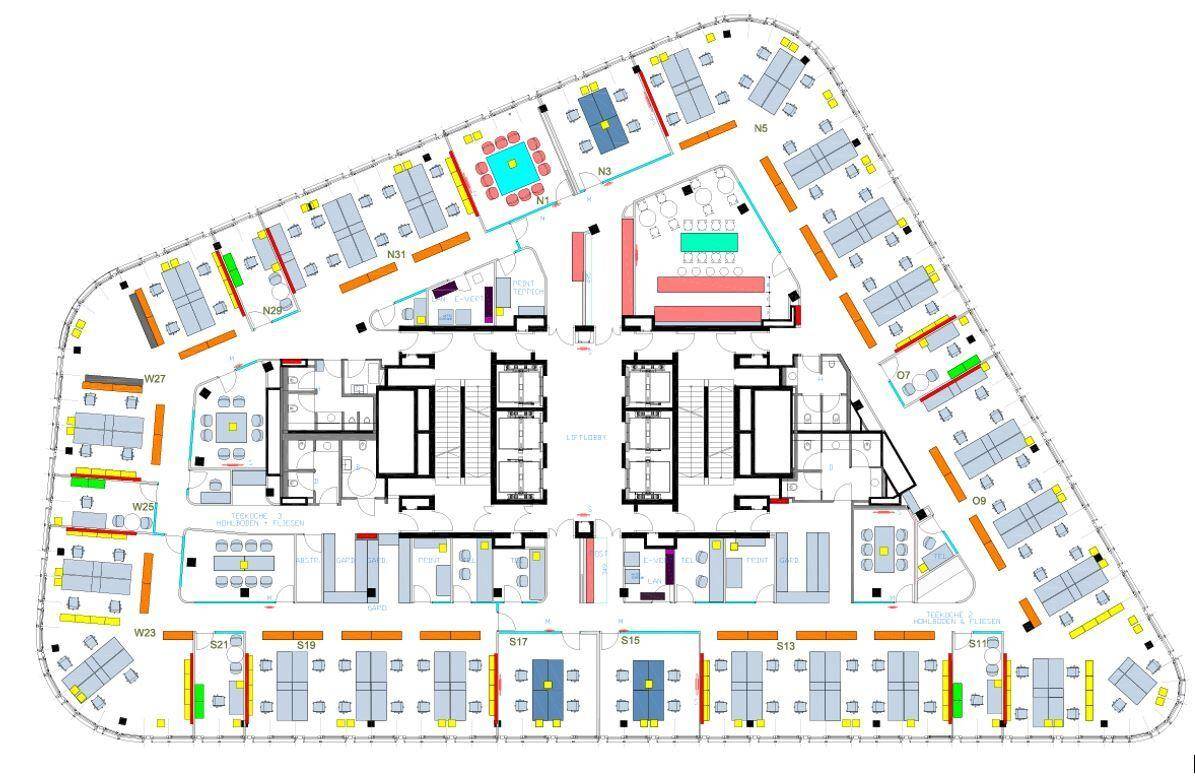 Detaillierter Grundriss eines Bürogebäudes mit verschiedenen Arbeitsplatzkonfigurationen.