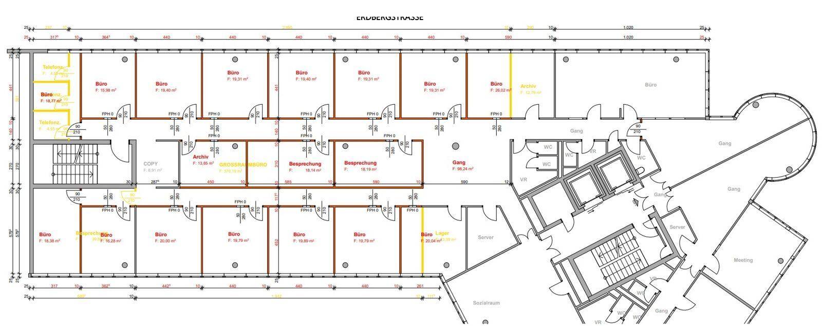 Detaillierter Grundriss einer Büroetage mit zahlreichen Einzelbüros, Besprechungsräumen und Sanitärbereichen, ideal für flexible Arbeitskonzepte.