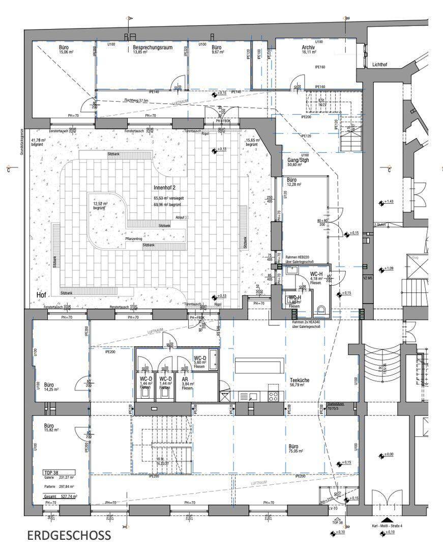 Detaillierter Grundriss des Erdgeschosses mit Büroräumen, Innenhof und Sanitäranlagen.