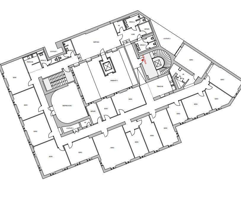 Detaillierter Grundriss einer Etage mit mehreren Büroräumen, Gemeinschaftsbereichen und Terrassen.