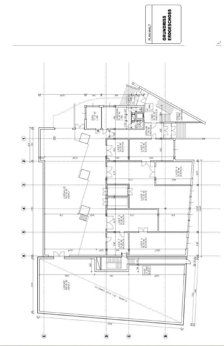 Grundriss des Erdgeschosses mit Eingangsbereich, Lagerflächen und Büros sowie Treppenhaus und Lift.