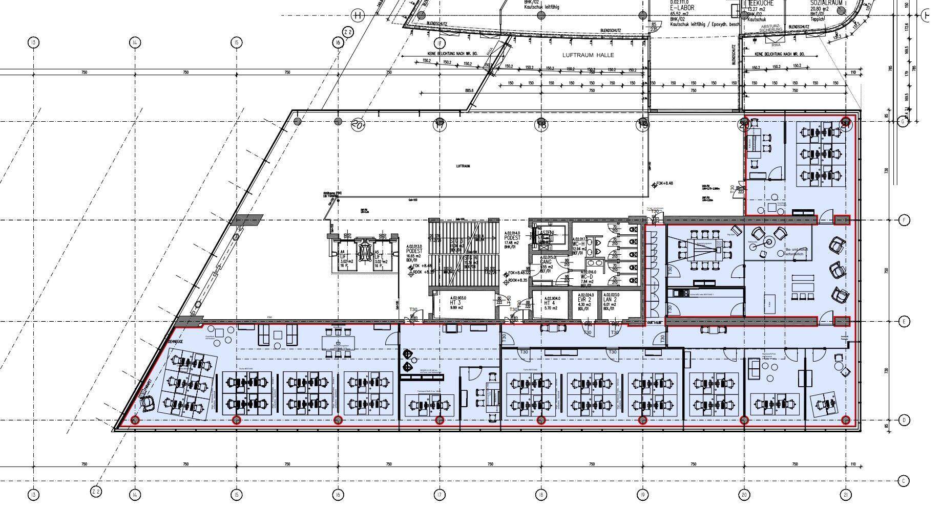 Grundriss eines Bürogeschosses mit flexiblen Arbeitsbereichen und einem großen Luftraum in der Mitte.