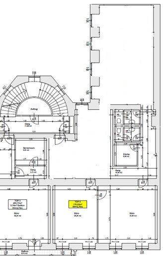 Schwarz-weißer Grundrissplan mit Treppenhaus, mehreren Büroräumen und Sanitärbereichen.