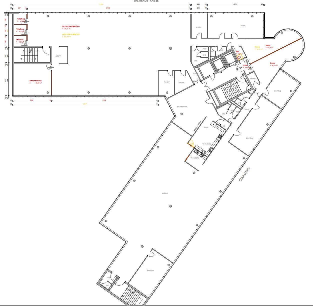 Grundrissplan einer Gewerbefläche mit großem offenen Bereich, Treppenhaus und Sanitäranlagen, ideal für ein Großraumbüro.