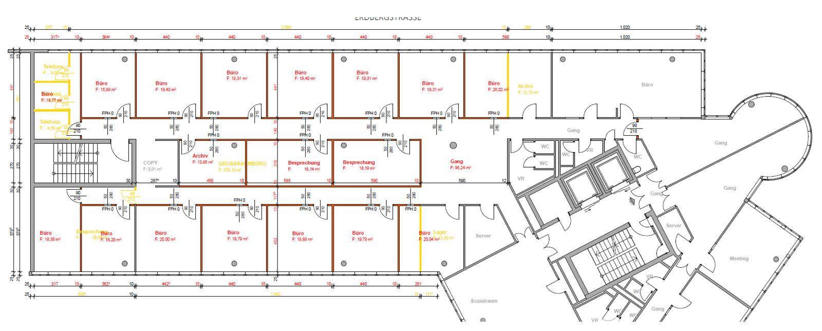 Detaillierter Grundrissplan einer Büroetage mit zahlreichen Einzelbüros, Besprechungsräumen und Sanitärbereichen.