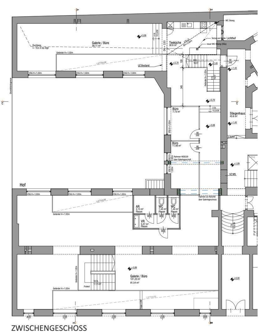 Detaillierter Grundriss des Zwischengeschosses mit Galerien, Büros und Sanitäranlagen.