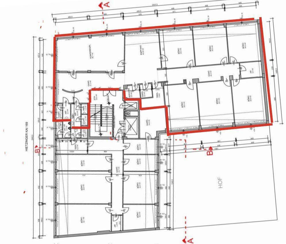 Detaillierter Grundriss einer Etage mit mehreren Büroräumen, Treppenhaus und Zugang zu einem Innenhof.
