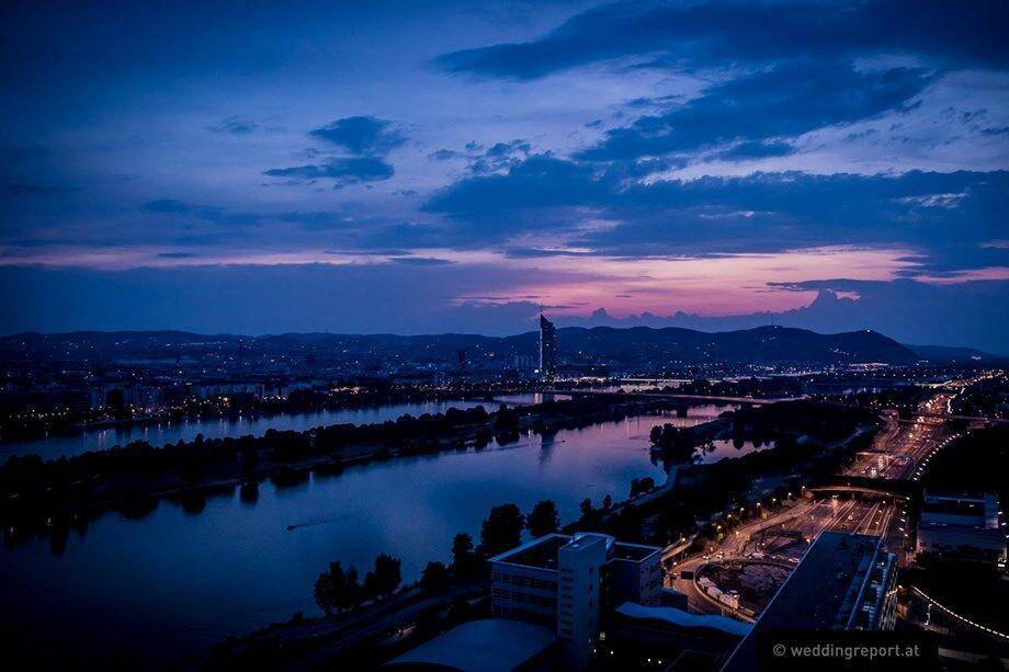 Atemberaubender Panoramablick auf die beleuchtete Stadt und den Fluss bei Sonnenuntergang oder in der Dämmerung, sehr malerisch.