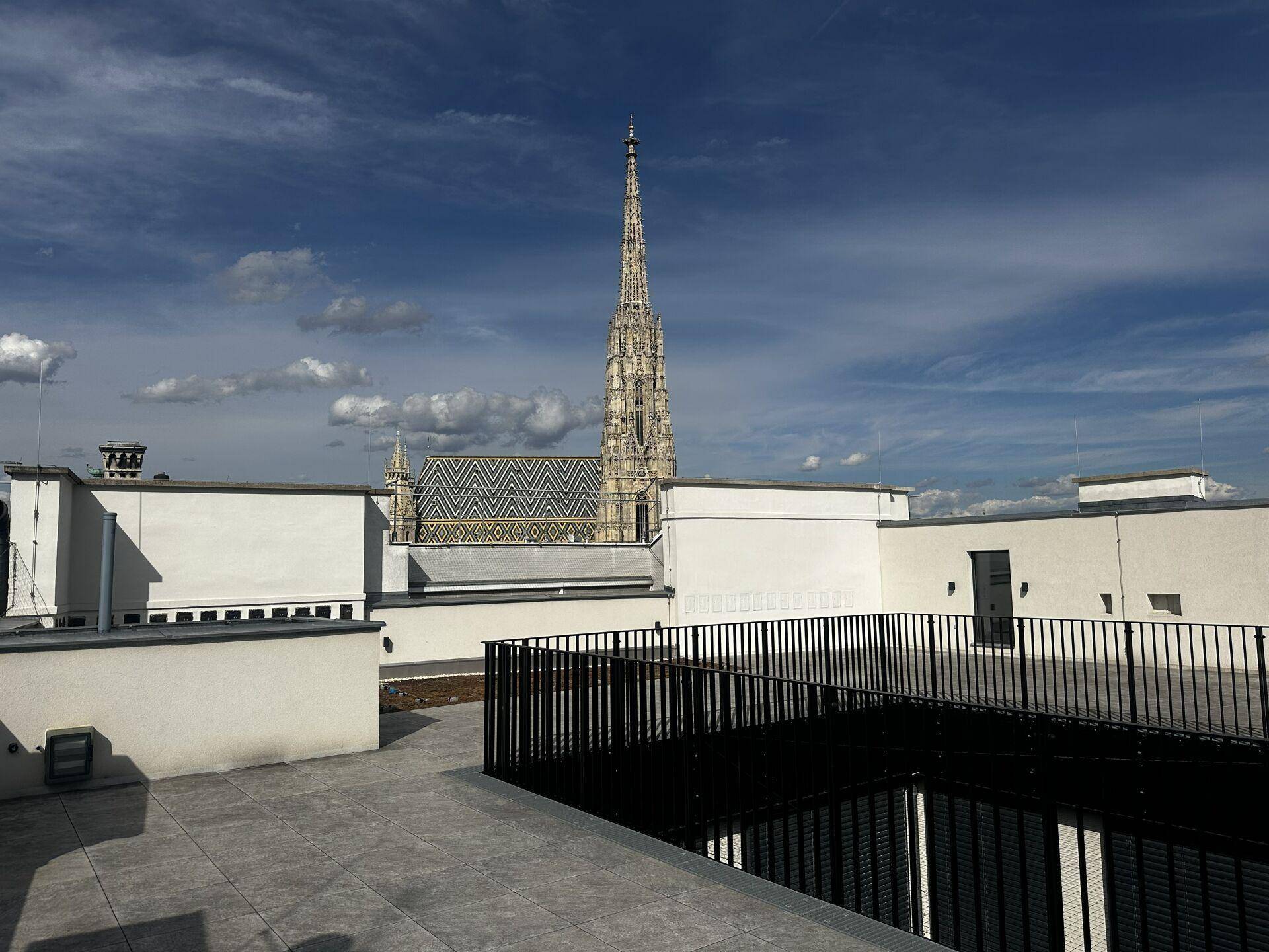 Dachterrasse mit moderner Gestaltung und einem beeindruckenden Blick auf den Stephansdom.