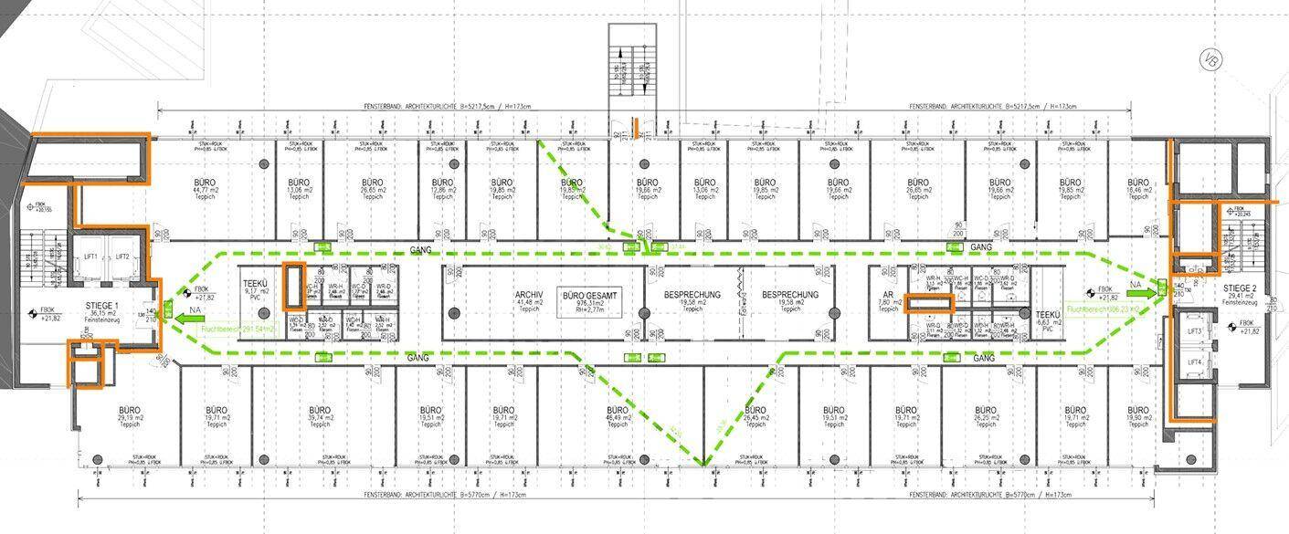 Detaillierter Grundriss eines Bürogebäudes mit zahlreichen Büros, Besprechungsräumen und Archivflächen.