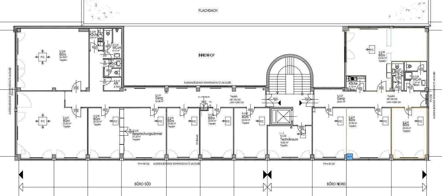 Übersichtlicher Grundriss einer Büroetage mit Innenhof, zahlreichen Büros und Sanitäranlagen.