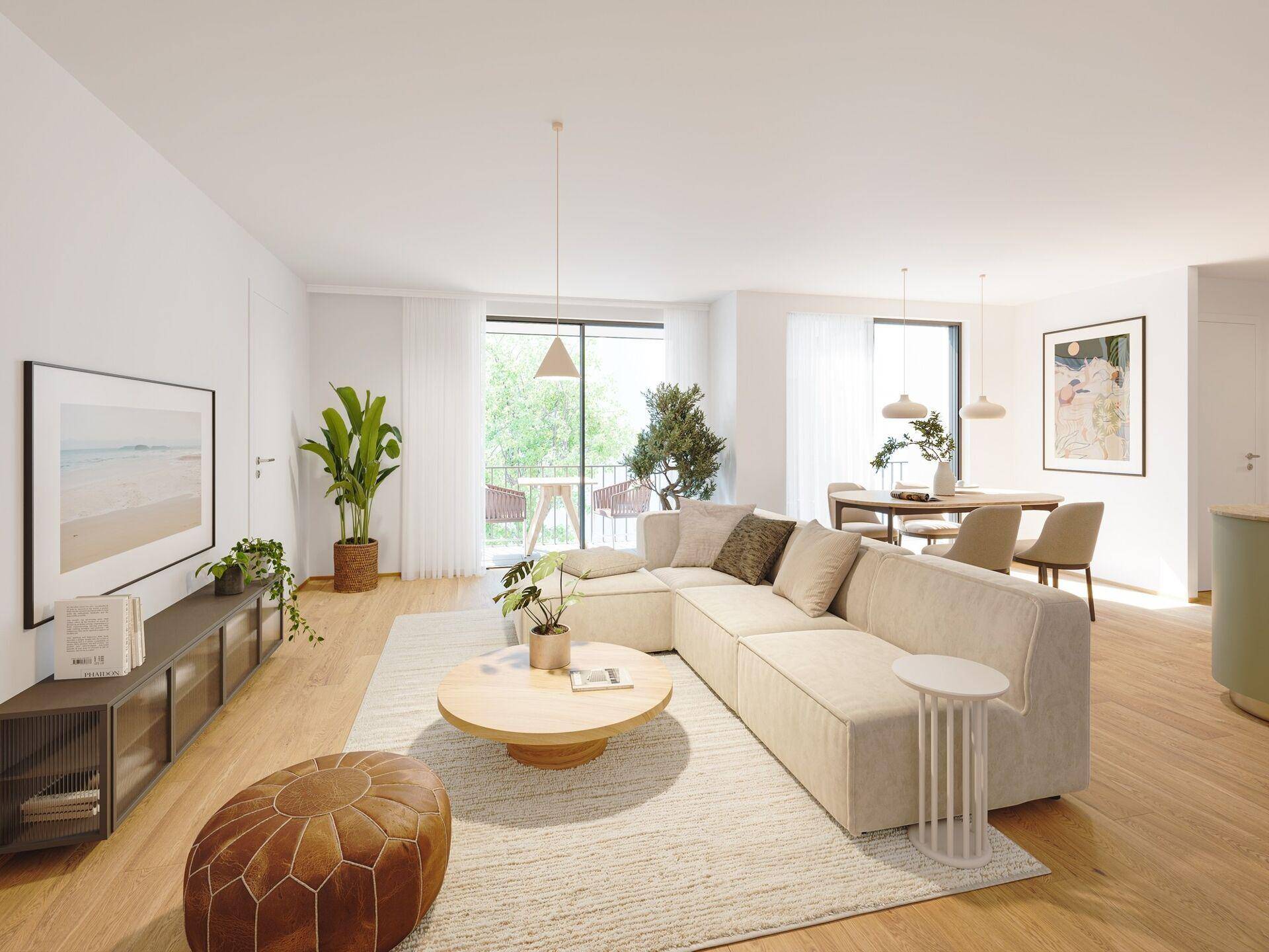 Offener Wohn-Essbereich mit modernem Sofa, Holzboden und Zugang zu einem weiteren Balkon.