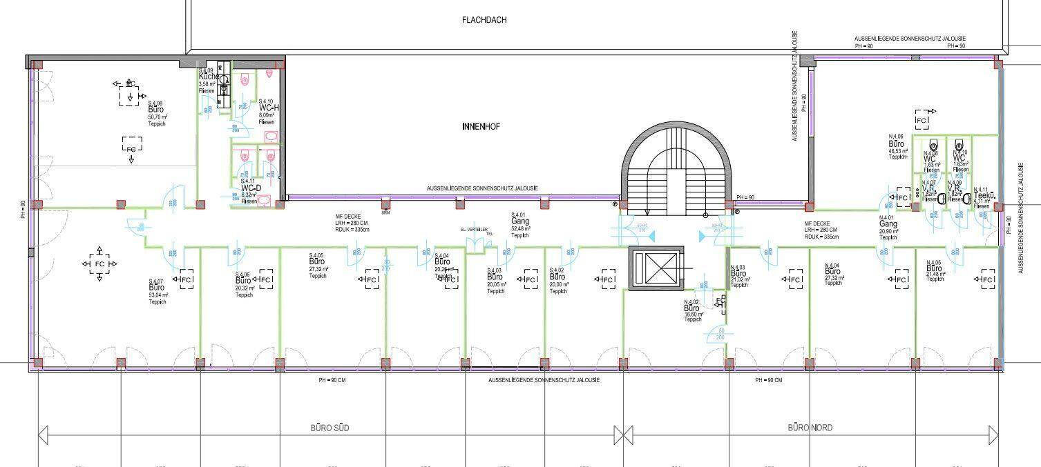 Detaillierter Grundriss einer Büroetage mit Innenhof, vielen Einzelbüros und zentralem Zugang.