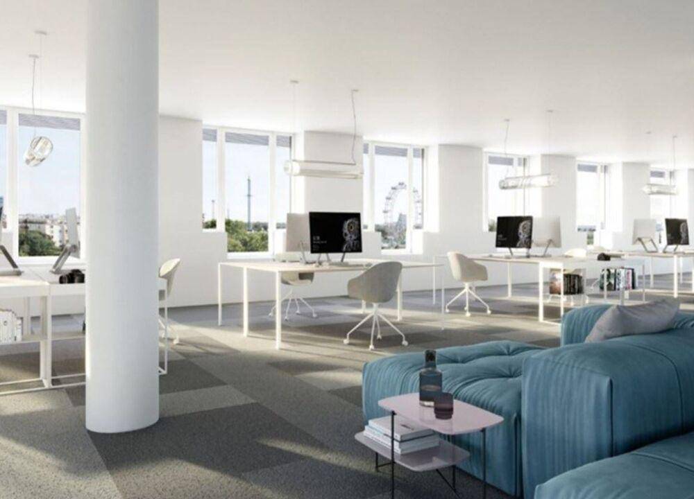 Helles, modernes Großraumbüro mit ergonomischen Arbeitsplätzen und weitem Stadtblick durch große Fenster.