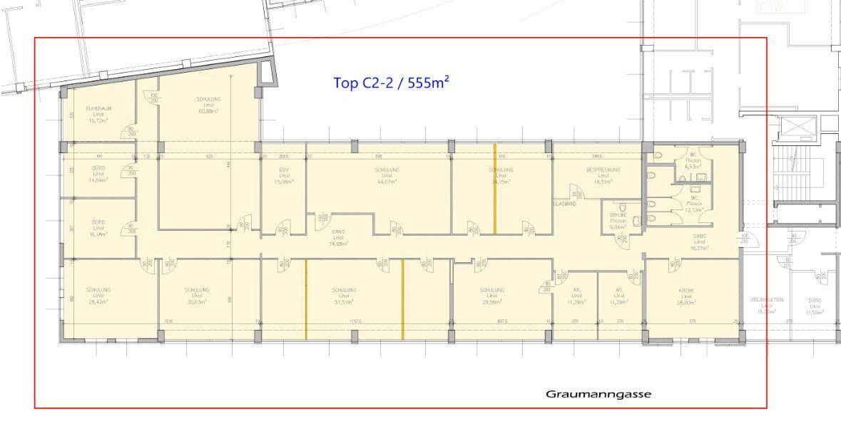 Detaillierter Grundriss einer Bürofläche von 555m² mit flexibler Raumaufteilung und vielen Fenstern.