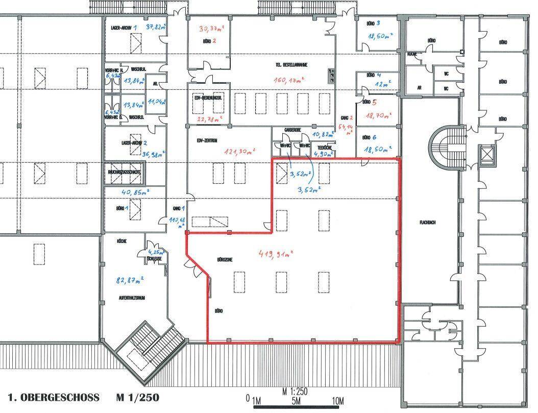 Grundriss des ersten Obergeschosses mit verschiedenen Büroräumen, Lagerflächen und Sanitärbereichen.
