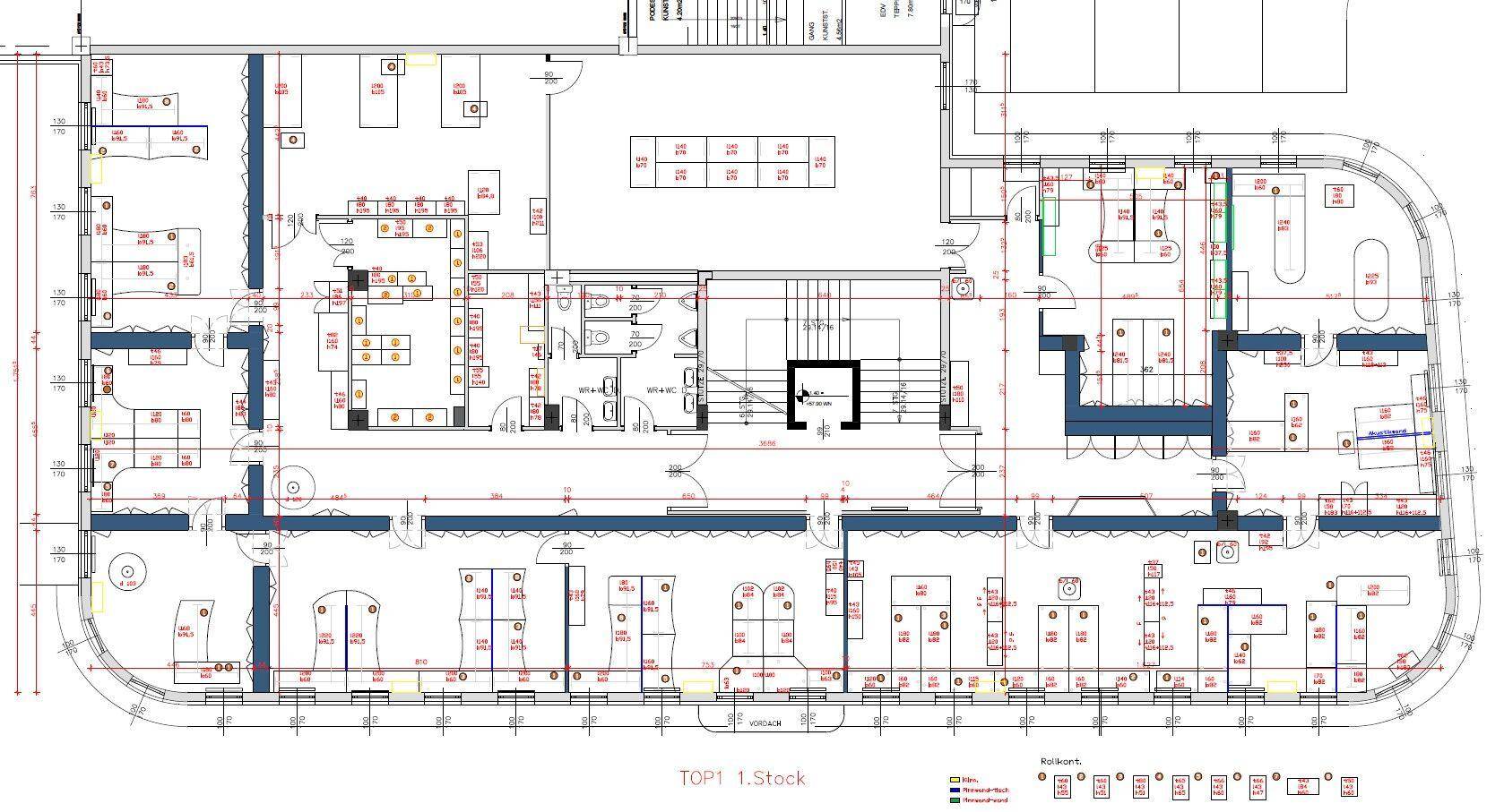 Grundriss des ersten Stocks mit Büros, Besprechungsräumen und zentralem Treppenhaus.