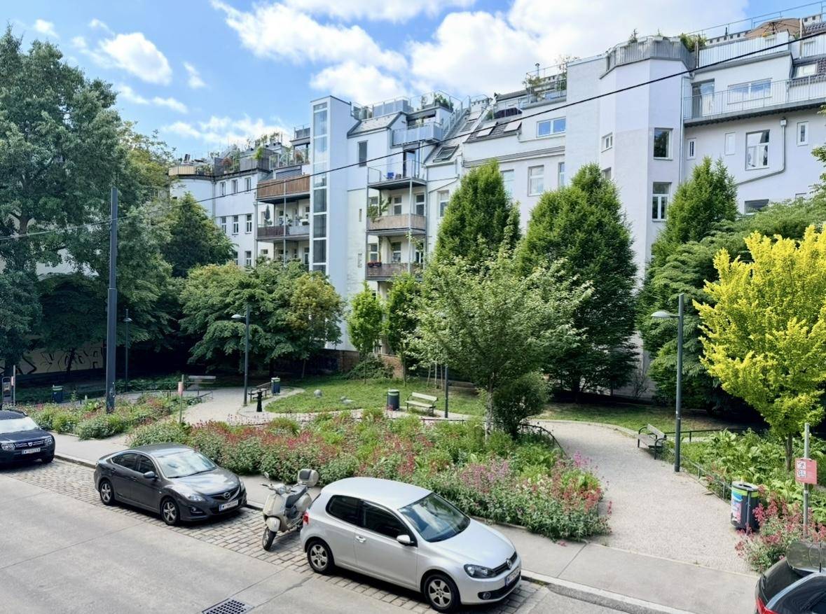 Grünfläche gegenüber der Liegenschaft