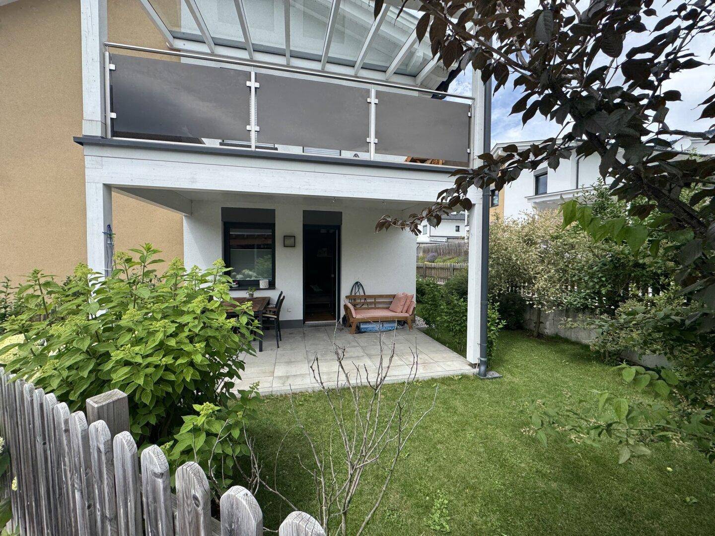 Gemütliche Terrasse mit Gartenmöbeln und direktem Zugang zum grünen Gartenbereich.