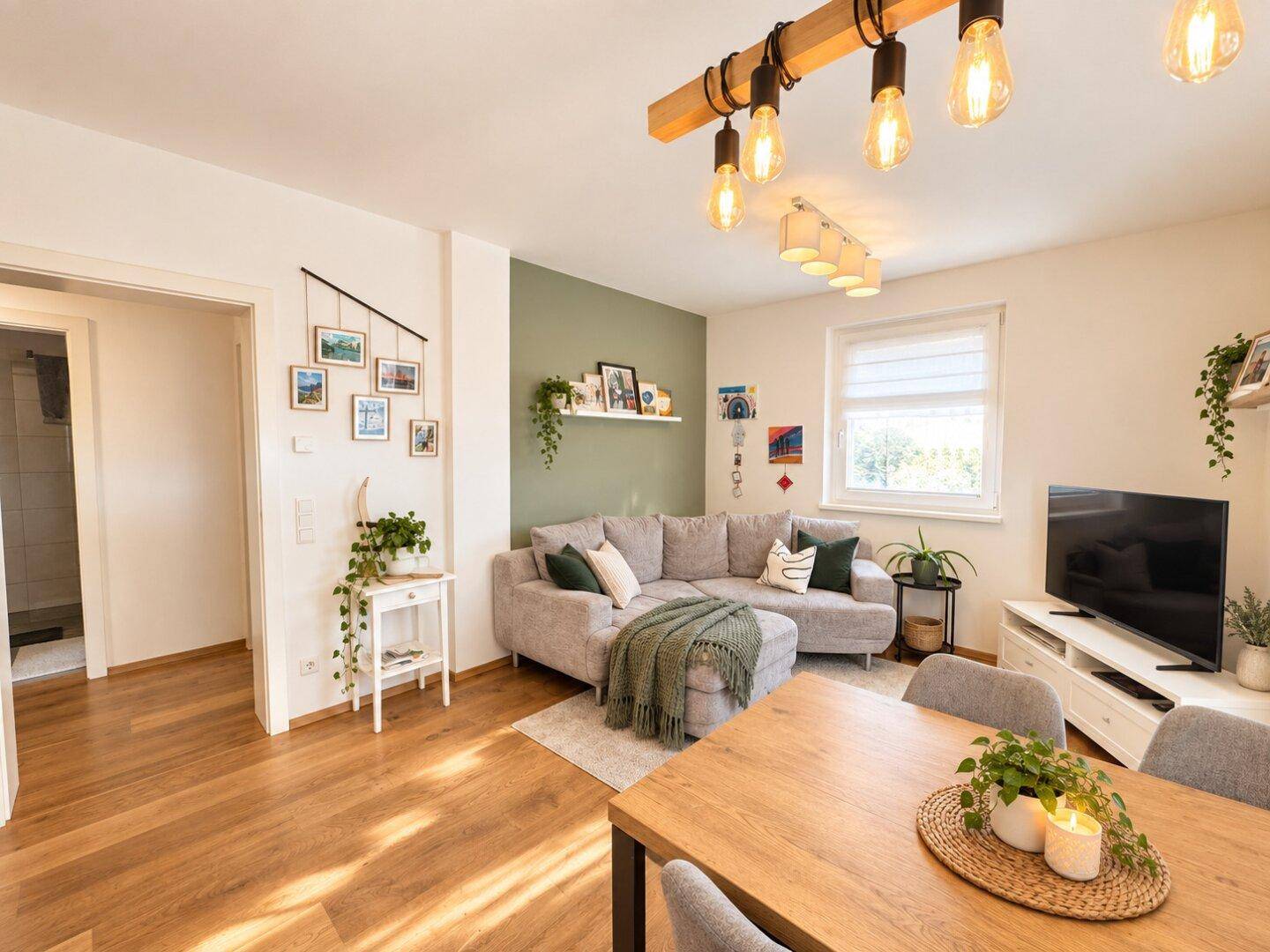 Gemütlicher Wohn- und Essbereich mit Holzboden, beiger Couch und modernem Esstisch.