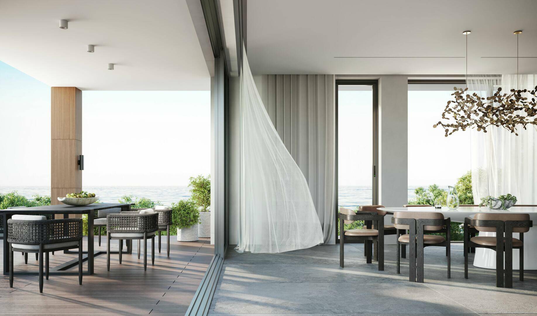 Heller Essbereich mit Zugang zu einer Terrasse und weitem Blick auf das Meer.