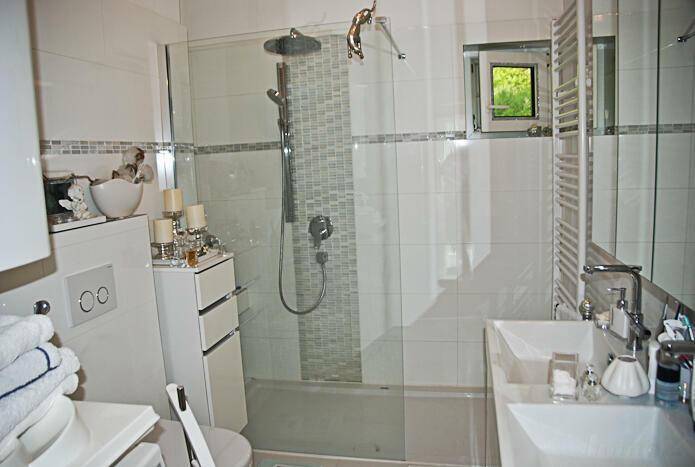 Bad mit Dusche und Fenster