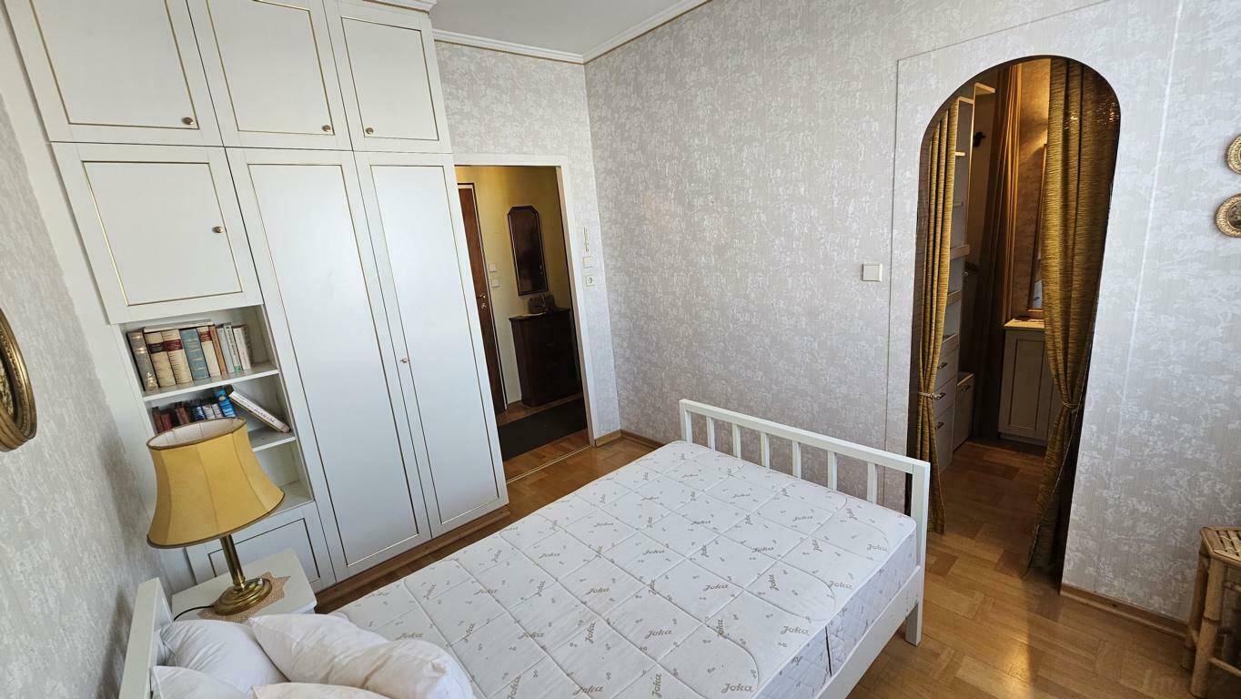 Schlafzimmer mit Schrankraum