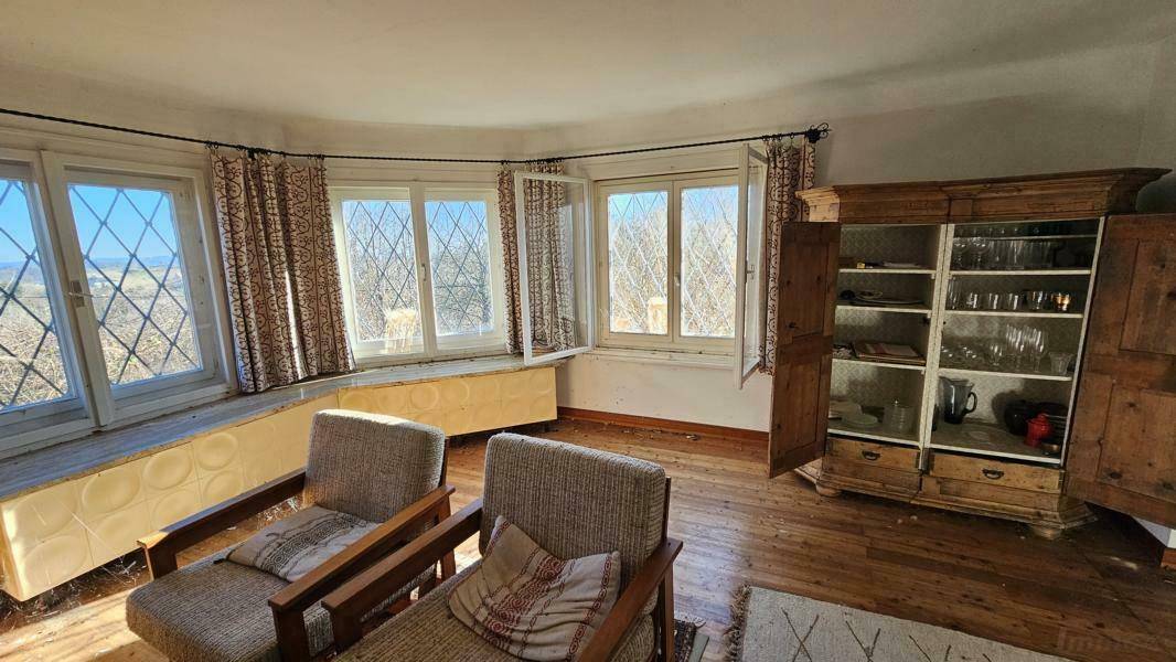 gemütlicher Wohnbereich mit Panoramablick
