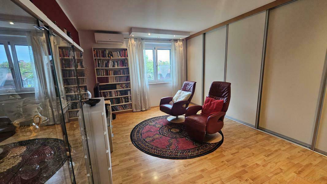 Büro mit Schrankraum im EG