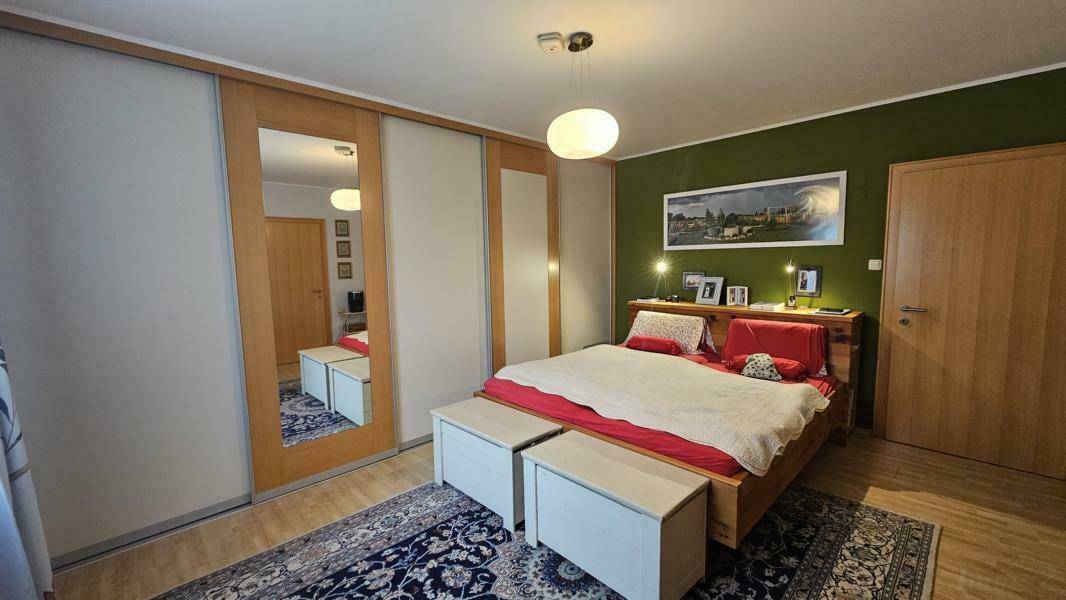 Schlafzimmer mit Schrankraum im EG