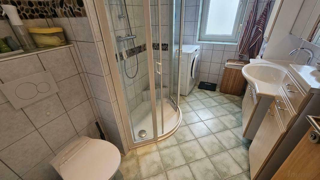 Bad mit Dusche und Fenster im EG