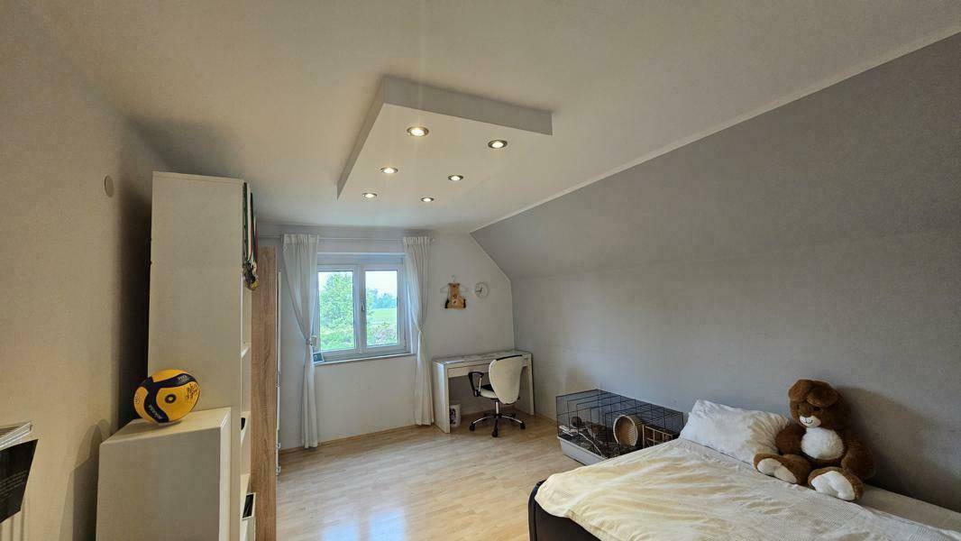geräumiges Zimmer im OG