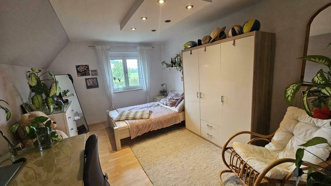 geräumiges Zimmer im OG