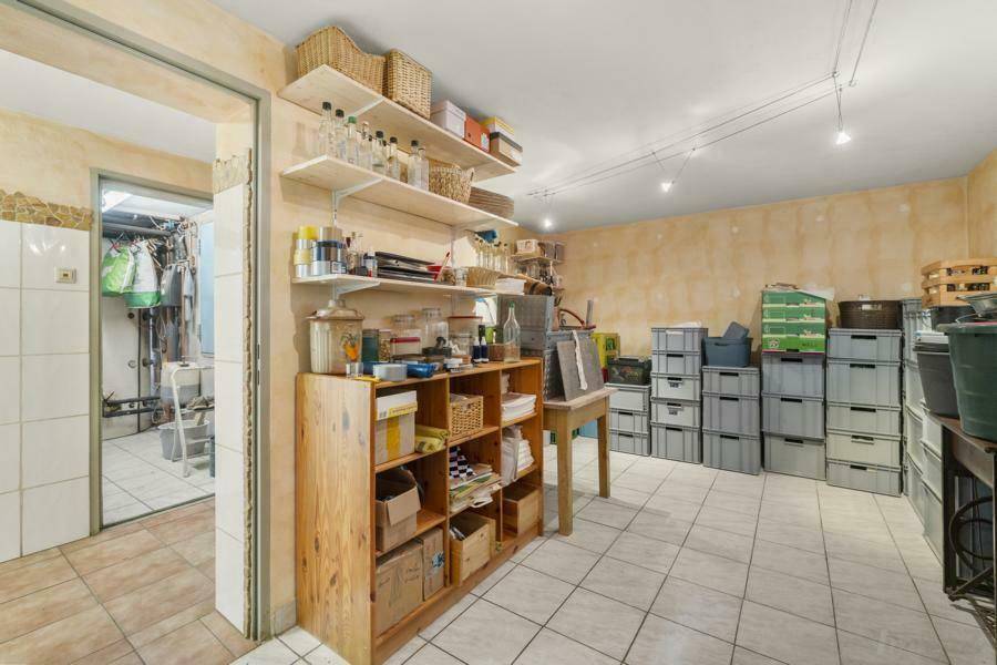 Geräumiger Abstellraum im Keller mit Regalen und vielen Lagerboxen.