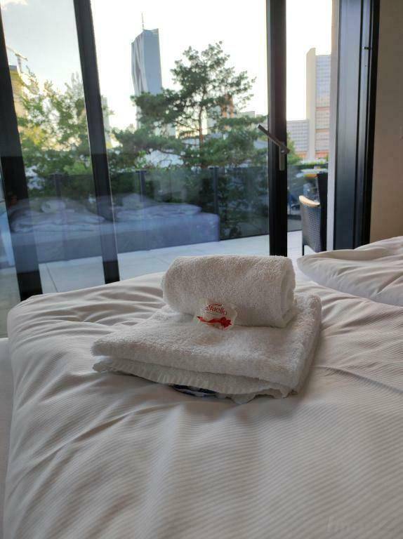 Nahaufnahme des Bettes in einem Schlafzimmer mit Zugang zur Terrasse.