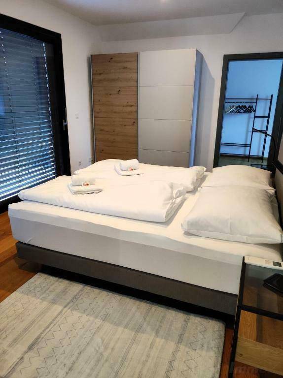 Gemütliches Schlafzimmer mit Doppelbett, Holzboden und Einbauschrank.