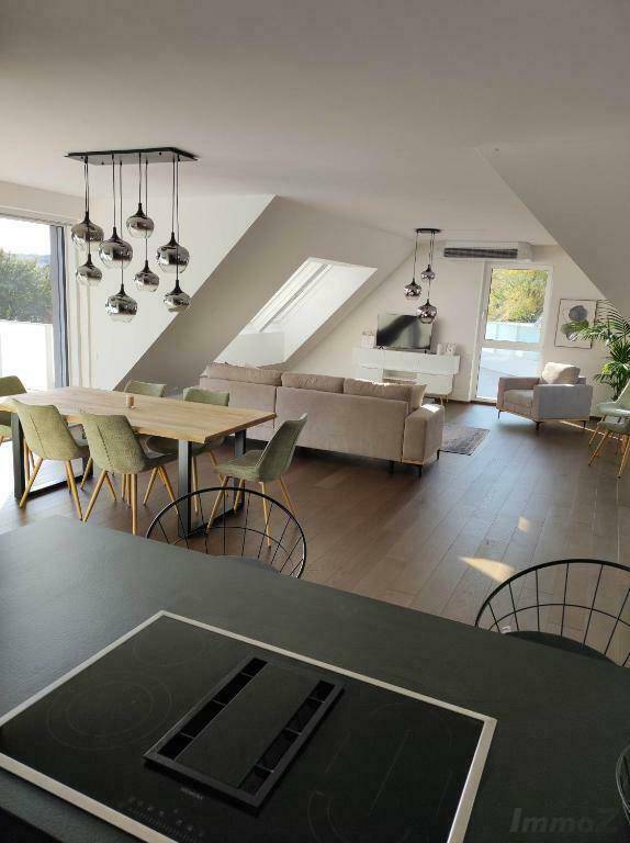 Geräumiger offener Wohnbereich mit Küche, Essbereich und Zugang zur Terrasse.